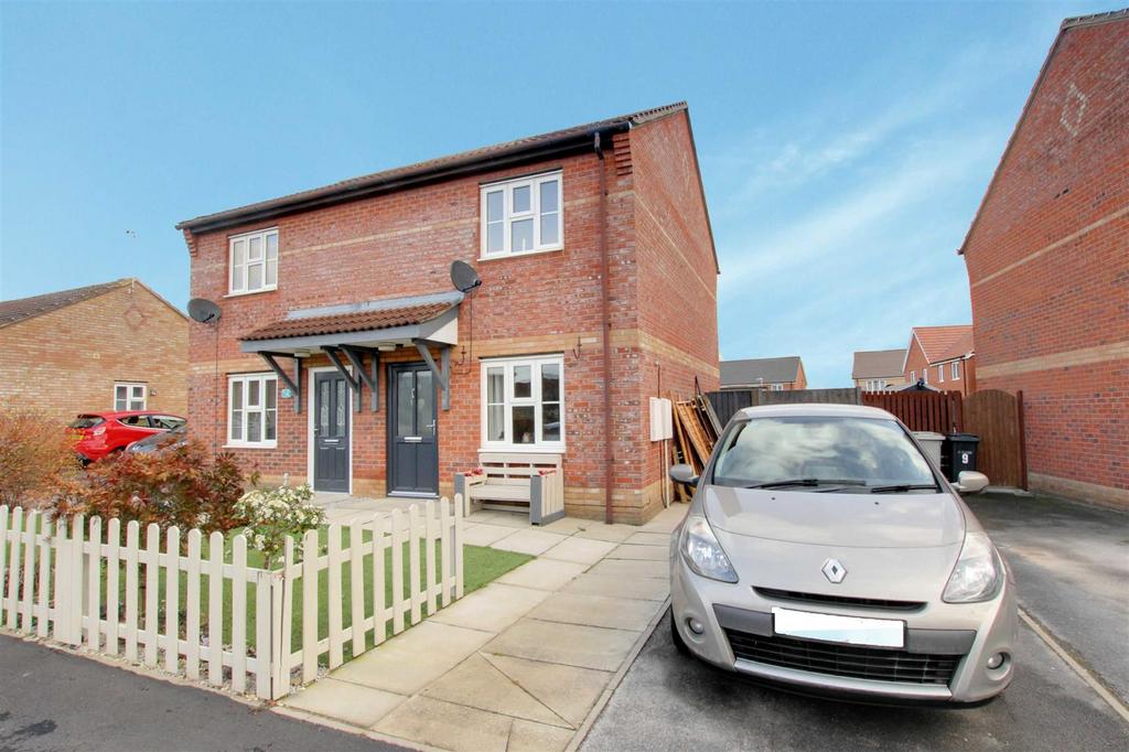 Close, Louth LN11 2 bed semidetached house for sale £155,000