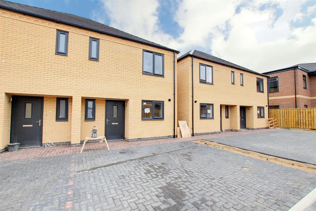 Bradley Close, Mablethorpe LN12 3 bed semidetached house for sale £