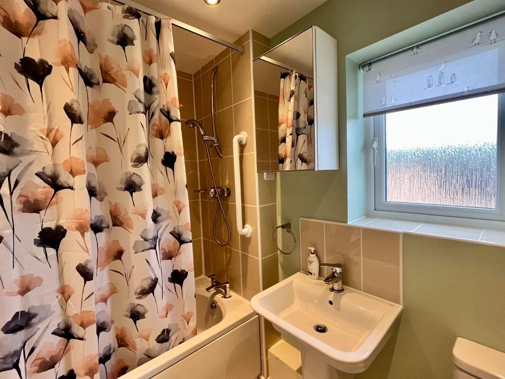 Bathroom 2.jpg