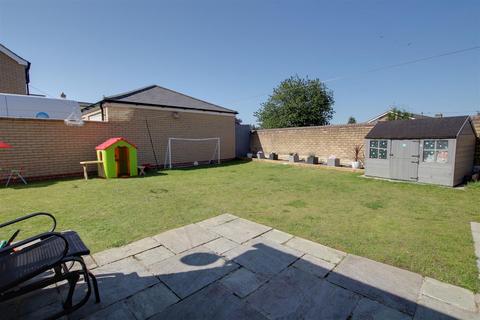 3 bedroom detached bungalow for sale, Wallaces Yard, Alford LN13