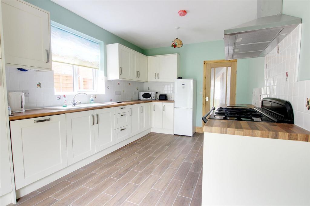 Admiralty Road, Mablethorpe LN12 3 bed semidetached house for sale £