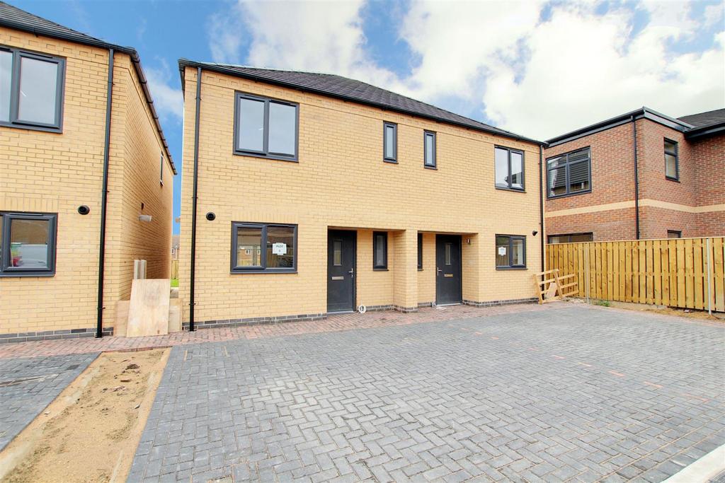 Bradley Close, Mablethorpe LN12 3 bed semidetached house for sale £