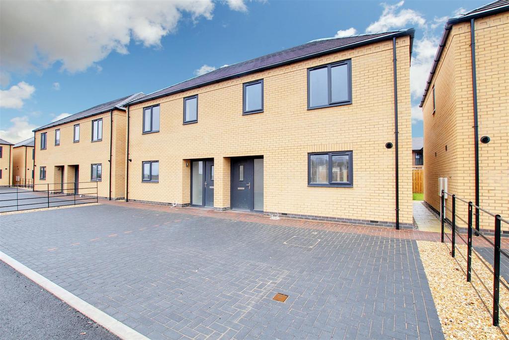 Bradley Close, Mablethorpe LN12 3 bed semidetached house for sale £