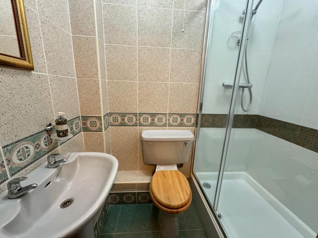 En Suite ( Bedroom 2)