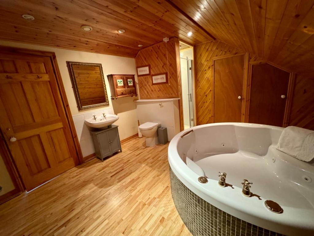 En Suite (Master Bedroom)