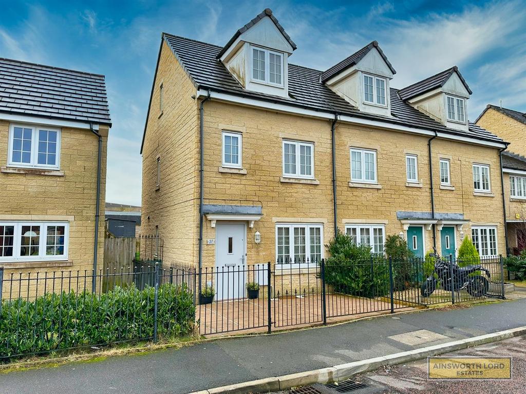 Gifford Way, Darwen 3 bed townhouse £875 pcm (£202 pw)
