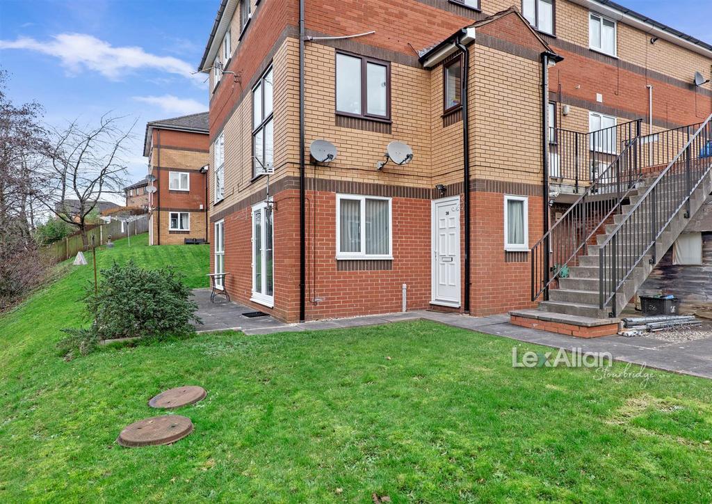 Surrey Drive, Kingswinford 2 bed apartment for sale £155,000