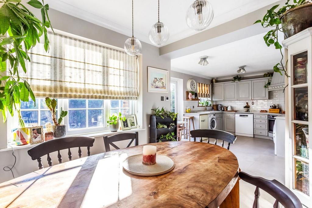 Dukes Meadow, Chiddingstone Causeway... 4 bed link detached house for