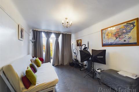 32 Crest Road, South Croydon, CR2 7JQ