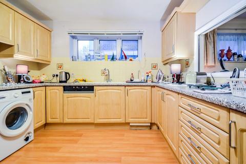 2 bedroom apartment for sale - Undercliff Gardens, Leigh-On-Sea SS9