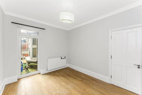 4 bedroom terraced house to rent, Brookdale Road, Walthamstow, E17