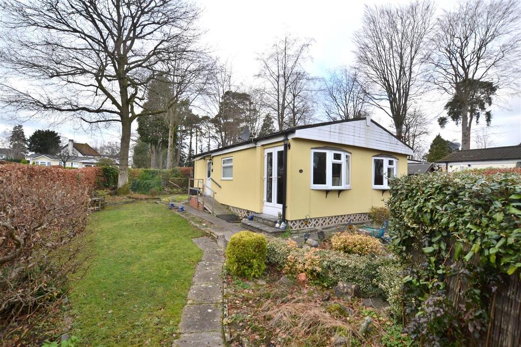 Rustic Glen, Grange Estate, Fleet GU52 2 bed mobile home for sale £