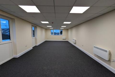 Office to rent - Unit 15, Sunderland Estate, Kings Langley, WD4 8JU