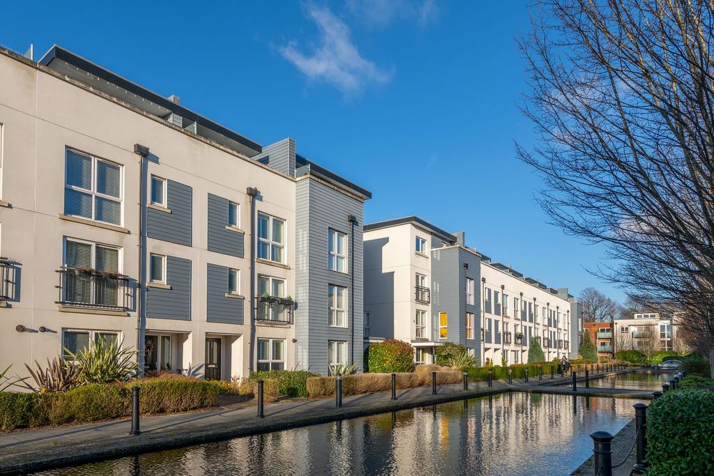 Canalside, Redhill, RH1 4 bed townhouse for sale £675,000