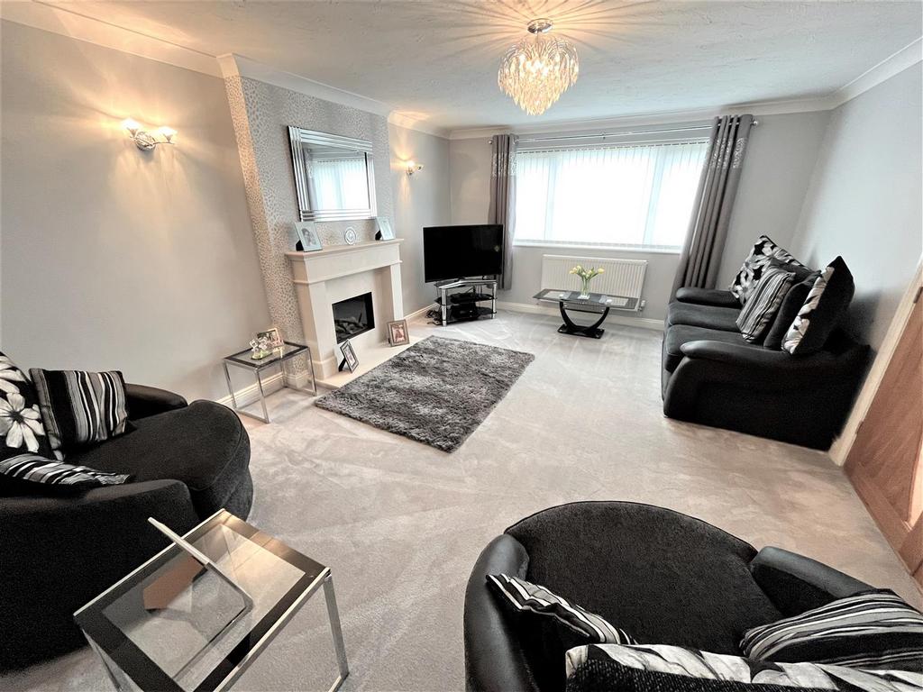 Woodville Road, Cinderford GL14 4 bed detached house £440,000