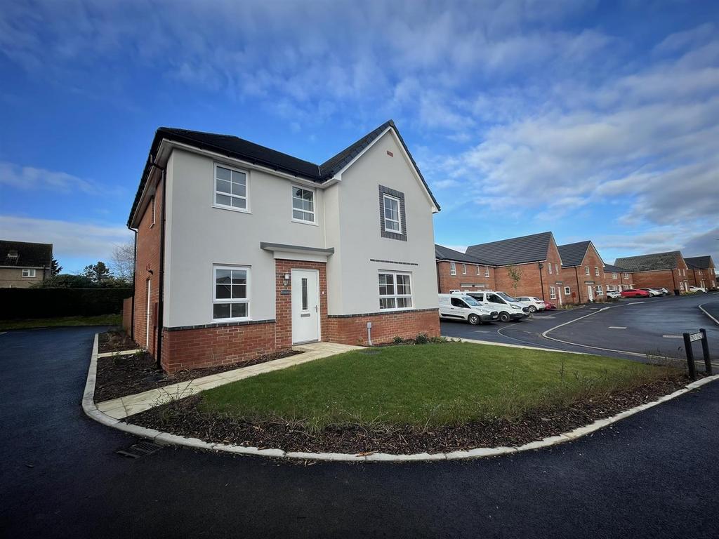 Osprey Place, Newent GL18 4 bed detached house to rent £1,800 pcm (£