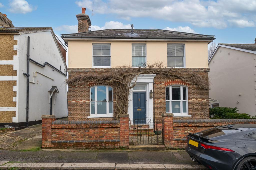 Priory Road, Reigate, RH2 4 bed detached house for sale £950,000