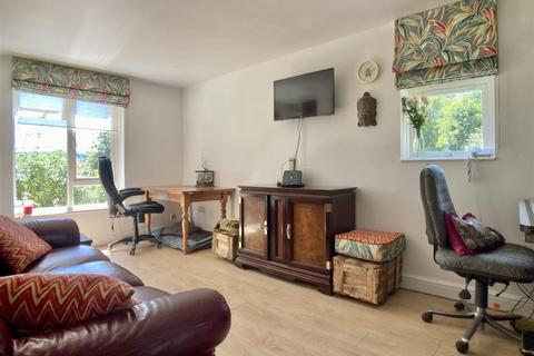 32 Allen Drive, Stroud, GL5 4DT