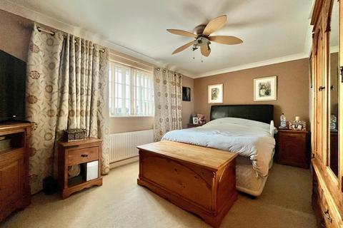 3 bedroom semi-detached house for sale, Stirling Way, Gloucester GL4