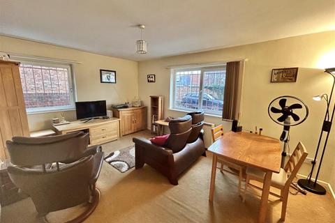 Flat 3, 15 Hyde Close, Gloucester, GL1 3PE