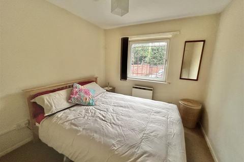 Flat 3, 15 Hyde Close, Gloucester, GL1 3PE