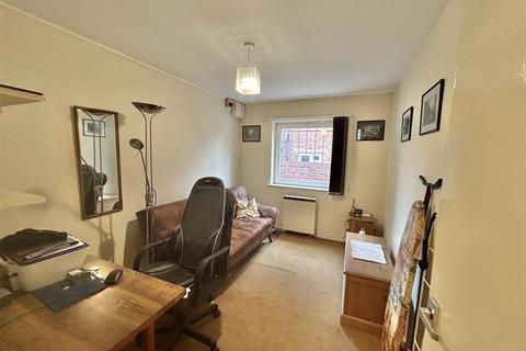 Flat 3, 15 Hyde Close, Gloucester, GL1 3PE