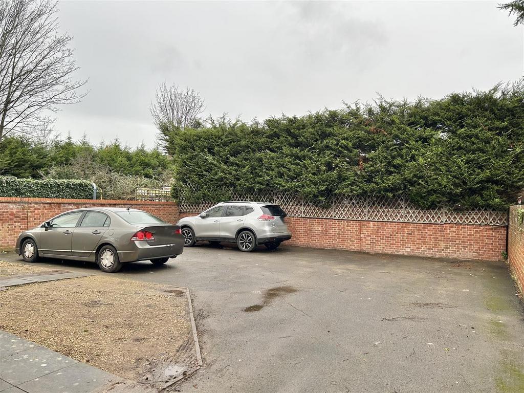 Apt 1, 15 hyde close PARKING TO USE.jpg