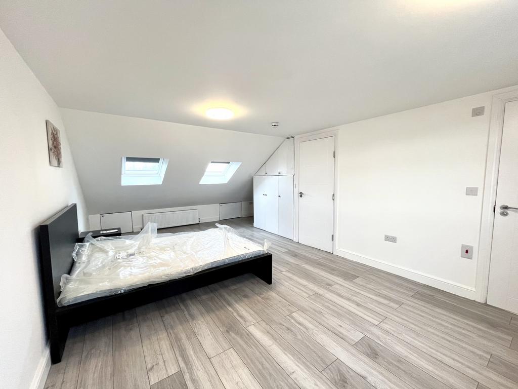 Newly Refurbished Top Floor En Suite Room to Rent