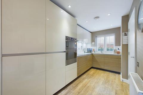 21 Adams Close, Broadbridge Heath, Horsham, RH12 3UT