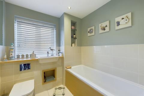 21 Adams Close, Broadbridge Heath, Horsham, RH12 3UT