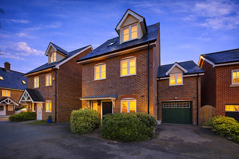 4 bedroom detached house for sale, Adams Close, Horsham RH12