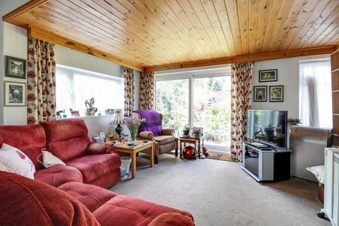 2 bedroom detached bungalow for sale - Iona Crescent, Cippenham SL1