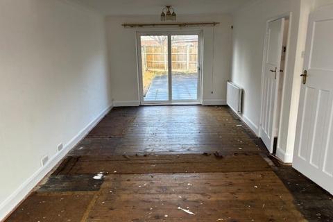 3 bedroom semi-detached house to rent, Cippenham Lane, Slough SL1