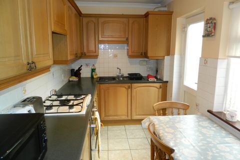 3 bedroom semi-detached house to rent, Cippenham Lane, Slough SL1