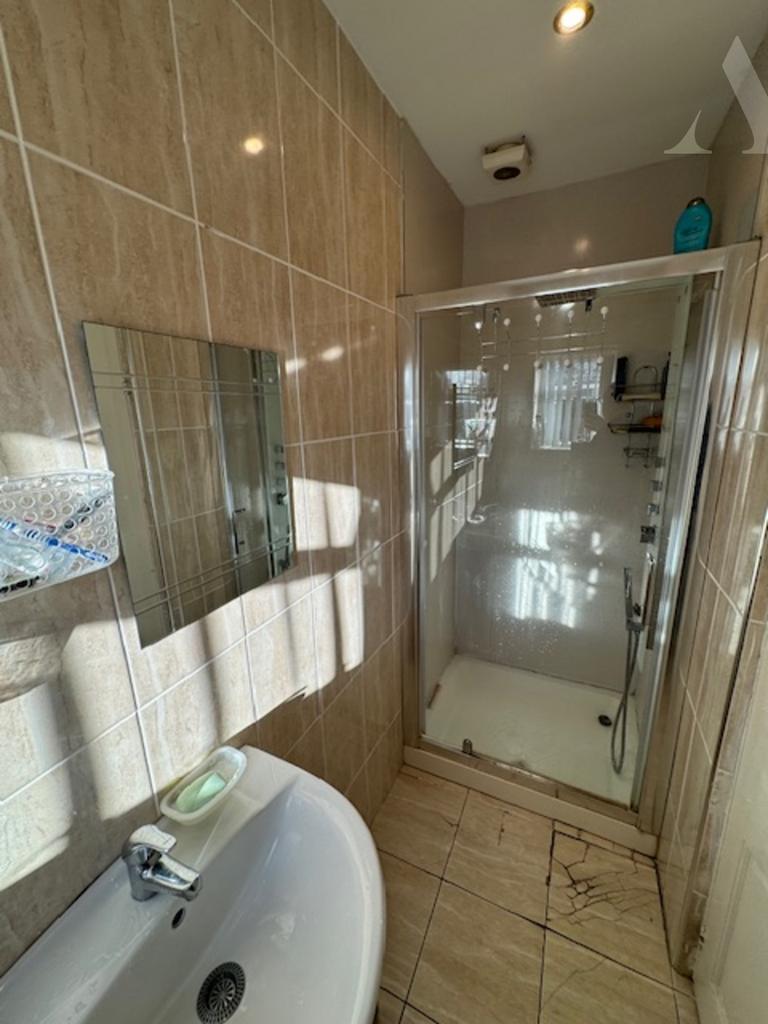 6 plaistow ave shower room