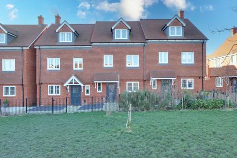 4 bedroom townhouse for sale, Fishbourne Gardens Chineham, Basingstoke, Hampshire, RG24