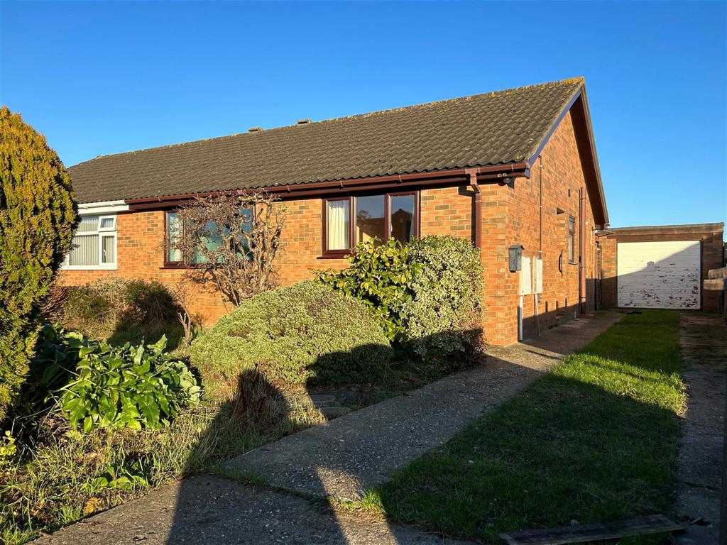 St. Margarets Avenue, Skegness, Lincolnshire, PE25 2LX 2 bed semi