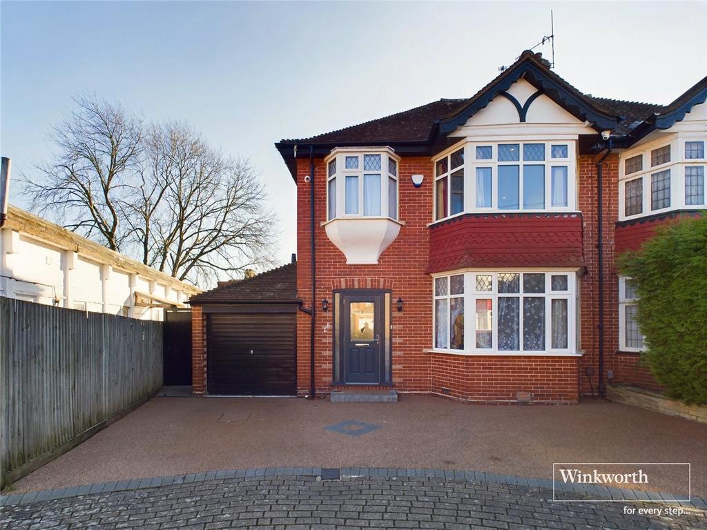 Kingsbury, London NW9 3 bed semidetached house for sale £800,000