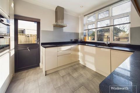 28 Woodland Close, London, NW9 8XP