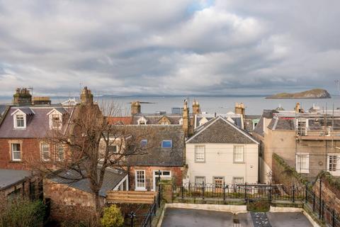 Flat 2, 104 High Street, North Berwick, EH39 4HE