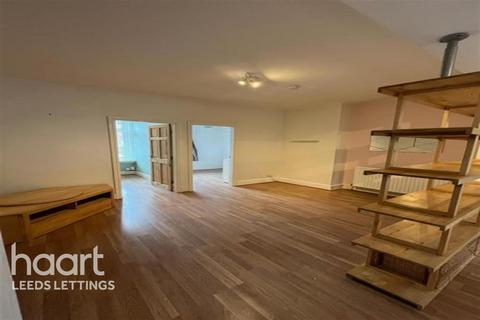 2 bedroom flat to rent, Whingate Road