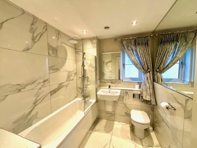 12 Linden bathroom