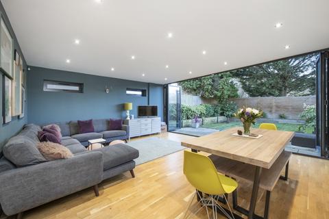 27 High View Close, London, SE19 2DS