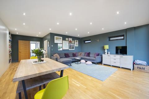 27 High View Close, London, SE19 2DS