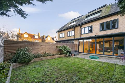 27 High View Close, London, SE19 2DS