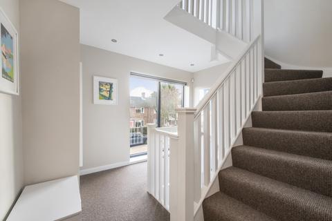 27 High View Close, London, SE19 2DS