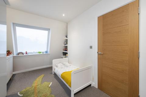 27 High View Close, London, SE19 2DS