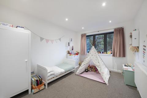 27 High View Close, London, SE19 2DS