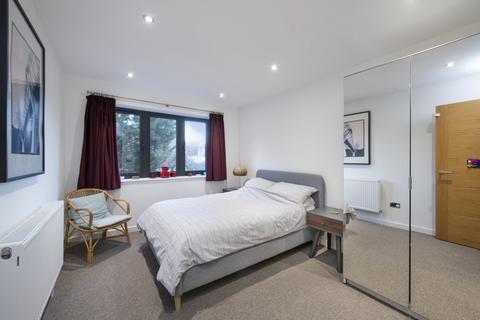 27 High View Close, London, SE19 2DS