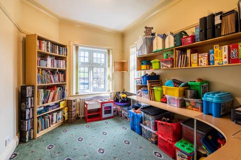 2 Kings Mount, Leeds, LS17 5NS